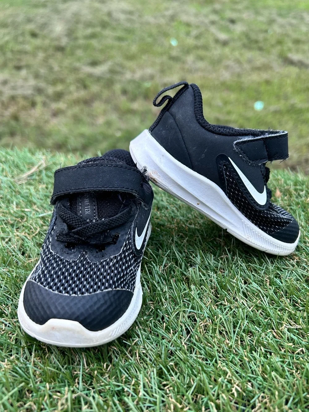 Nike Toddler Kids Black Downshifter Velcro Strap Sneaker, kids Size 4c, black wh